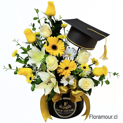 Sensacional arreglo de flores mixtas con birrete gorro de graduaci&oacute;n para sorprender.
